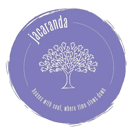 Jacaranda, Your Stylish Retreat In 아파트