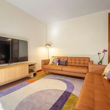 Jacaranda, Your Stylish Retreat In Apartman